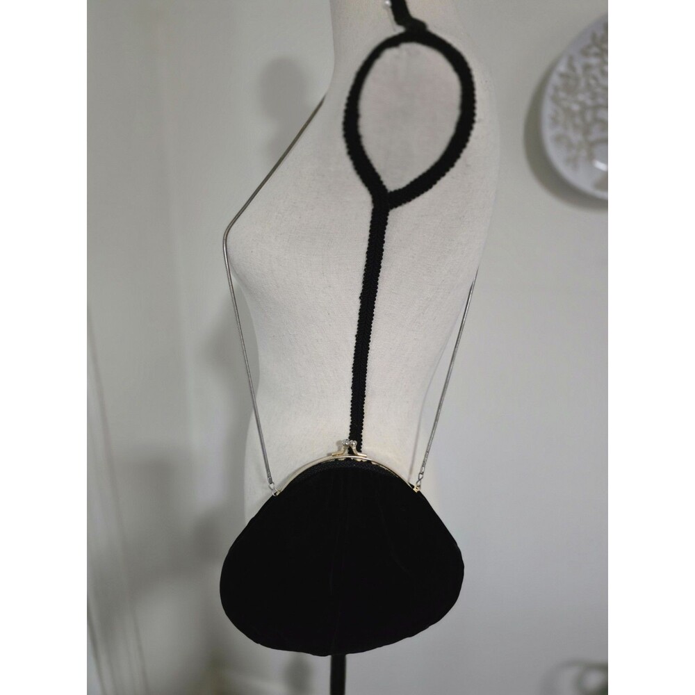Charming Vintage Black Velvet ClamShaped Purse Evening Bag w/KissLock Clasp VguC
